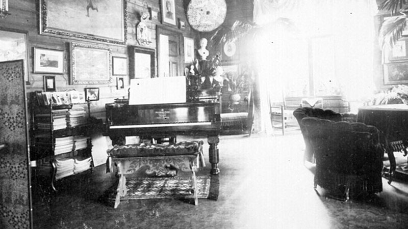 A room with a piano