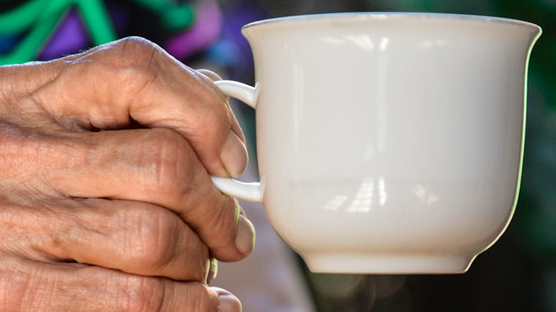 hand holiding a mug
